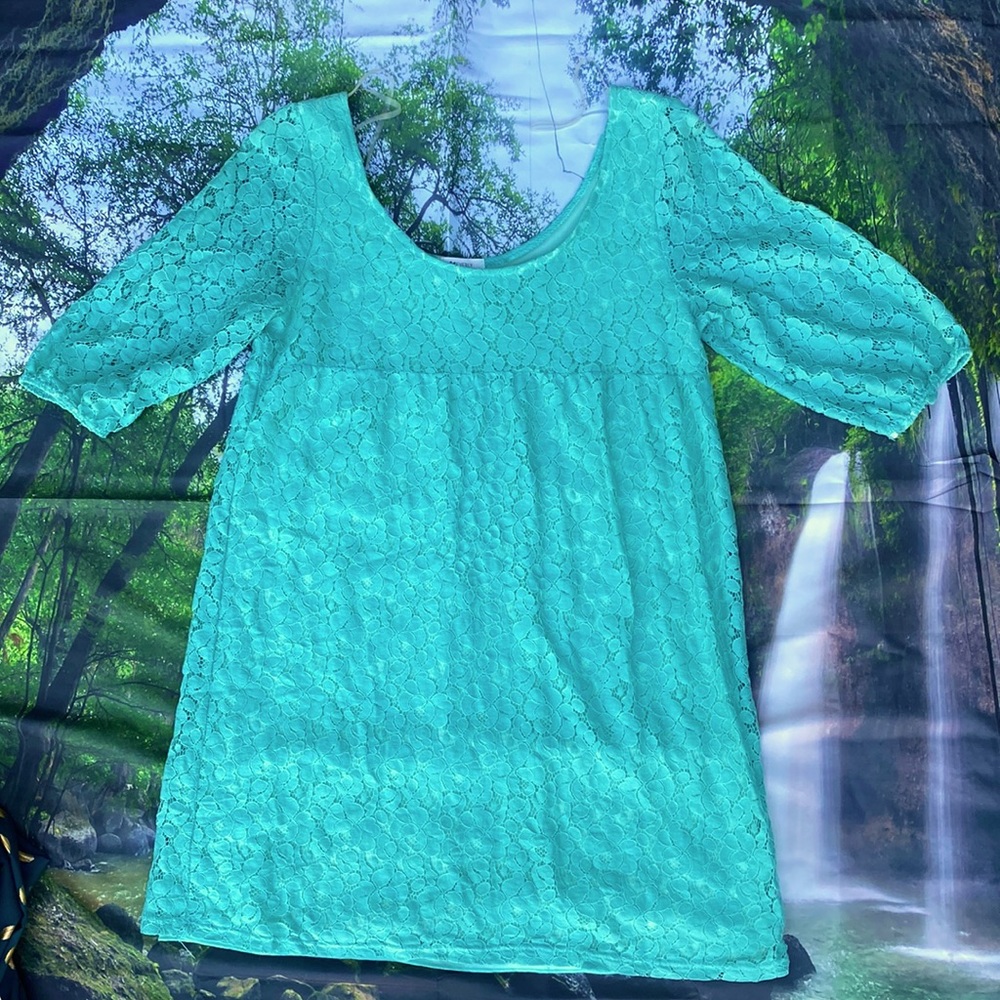 Selling a Women’s Mint green top size Medium